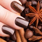 6 stylizacji paznokci na jesień 2025. Kawa, czekolada i matcha w roli głównej