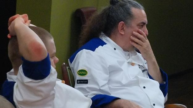 60-letni Grzegorz Kaźmierczak (z prawej) nie wygra programu "Hell's Kitchen - Piekielna Kuchnia" /Polsat