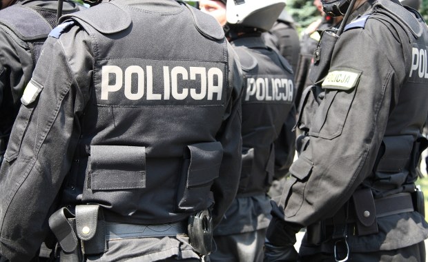 60 pseudokibiców i ręczny miotacz gazu w akcji. Policja pokazała filmik