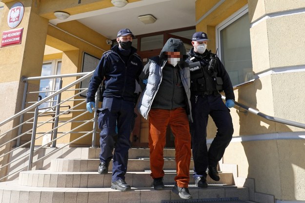 61-latek wyprowadzany po posiedzeniu aresztowym w Sochaczewie, /Paweł Supernak /PAP