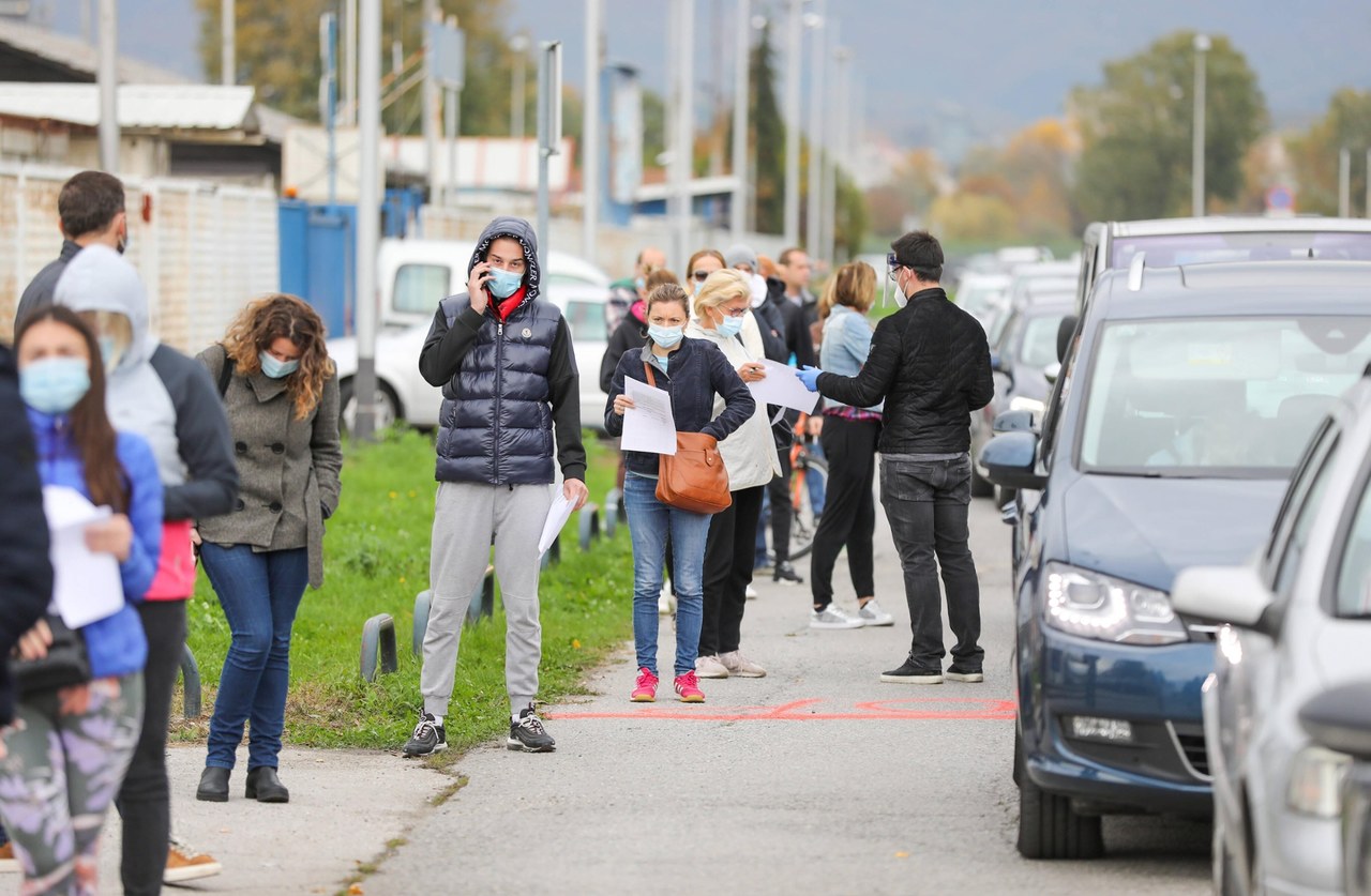 62-latek zmarł w kolejce do punktu wymazowego w Lesznie