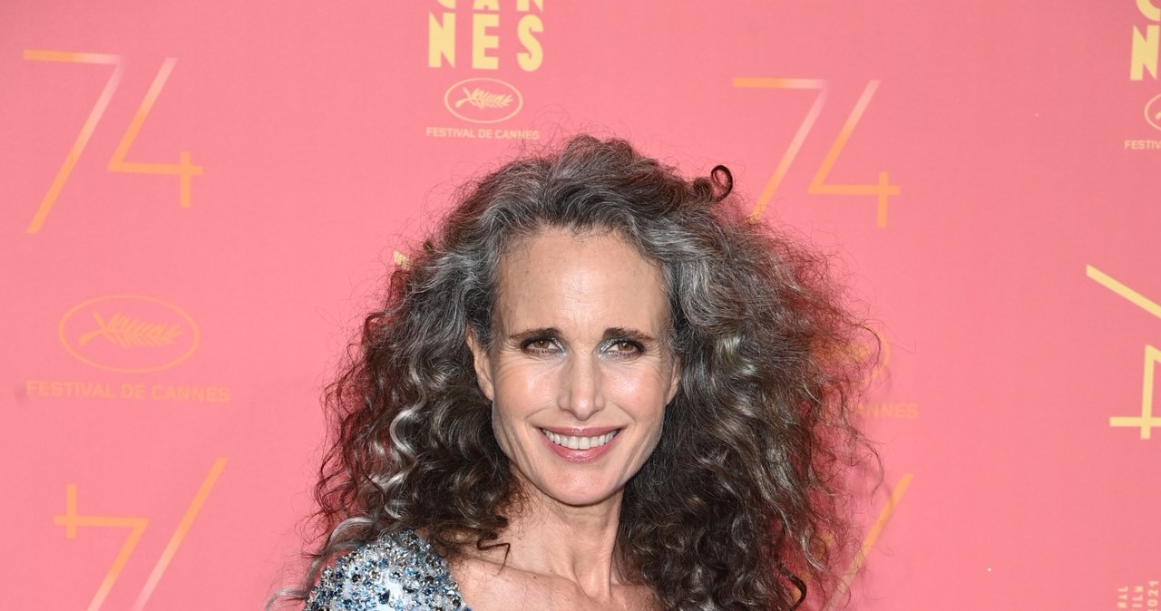 63-letnia Andie MacDowell zachwyciła naturalnym kolorem włosów /Getty Images