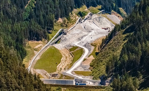 64 km długości i 1,5 km pod ziemią. To najdłuższy tunel kolejowy świata