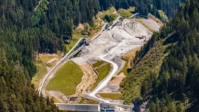 64 km długości i 1,5 km pod ziemią. To najdłuższy tunel kolejowy świata