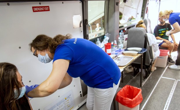 64 nowe zakażenia, nie zmarł nikt chory na Covid-19. Aktualne dane nt. epidemii w Polsce