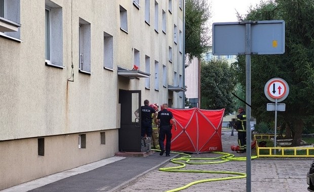 65-latka ewakuowana z płonącego mieszkania. Uratowali ją policjanci