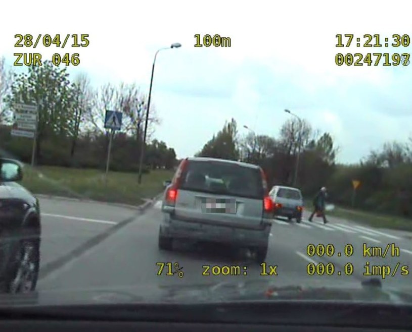 65–latek – kierowca Fiata - po zatrzymaniu wyjaśnił policjantom, że nie zauważył oznakowanego przejścia dla pieszych /Policja