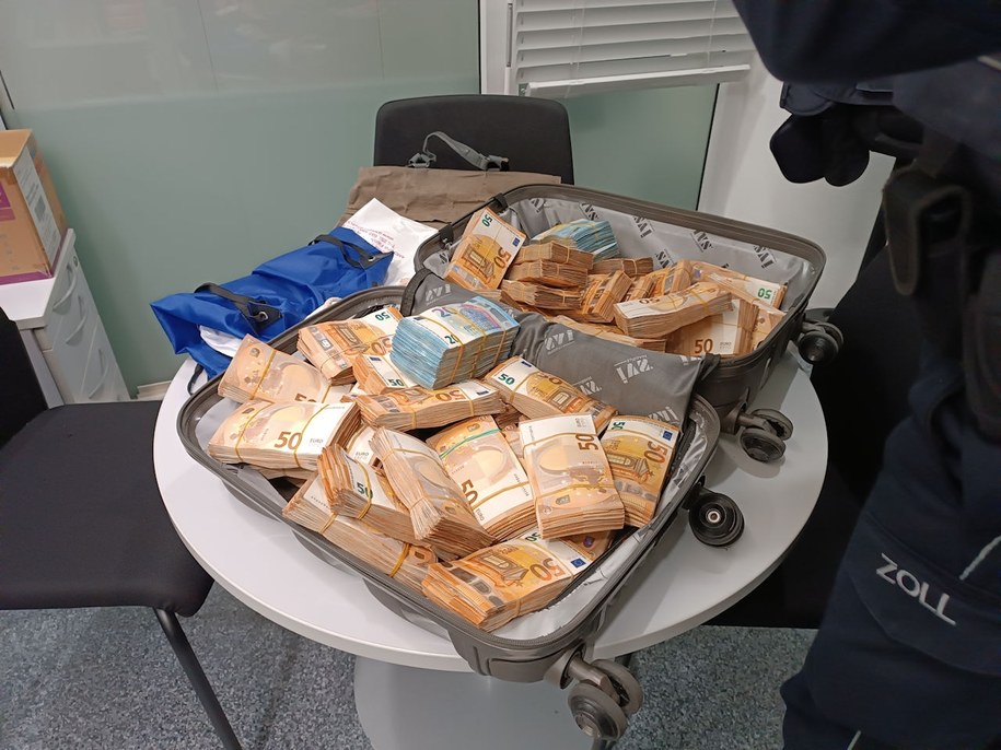 66-latkowi z walizką wypchaną pieniędzmi prawie udało się wylecieć na Cypr. Na drugą kontrolę zaproszono go w momencie, kiedy czekał przy bramce na wejście do samolotu. /Niemiecki Urząd Celny /
