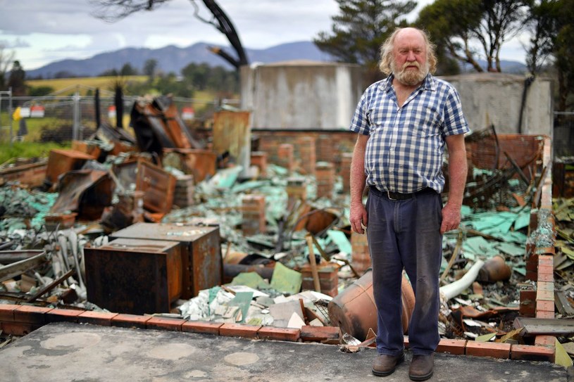 66-letni Australijczyk Wayne Keft obok tego, co zostało z jego domu pod Cobargo, w Nowej Południowej Walii po pożarach, jakie nawiedziły region. /SAEED KHAN /AFP