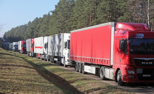 67 godzin oczekiwania. Gigantyczna kolejka tirów w Bobrownikach