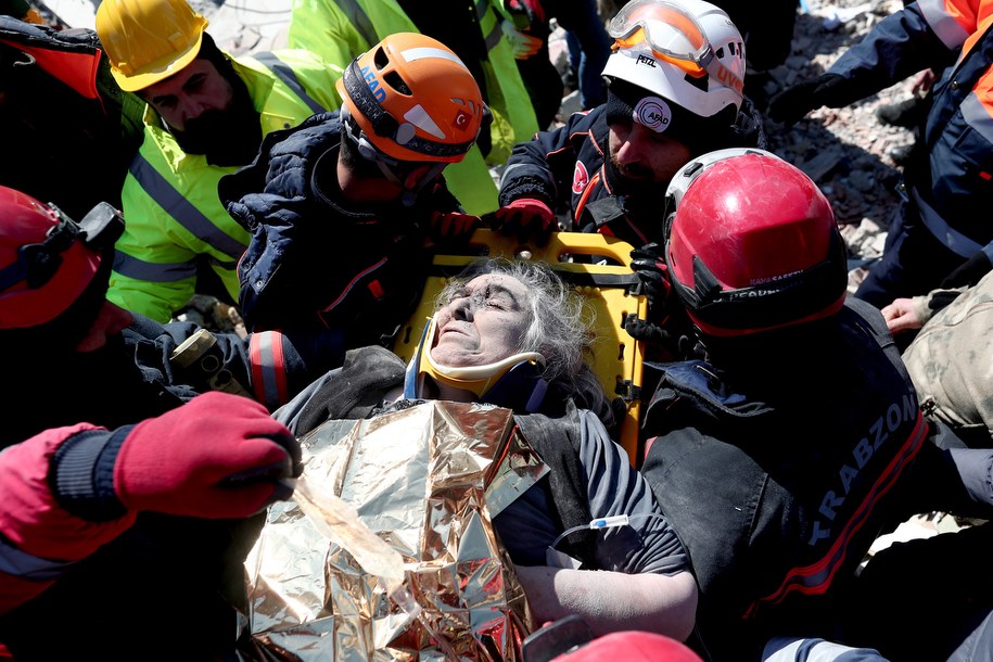 68-letnia Arife uratowana w Elbistan /SEDAT SUNA /PAP/EPA