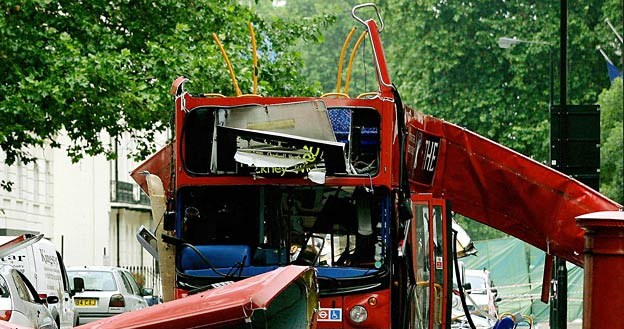 7.07.2005 r.: Tyle pozostało z piętrusa, w którym wysadził się zamachowiec-samobójca /AFP