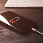 7 błędów, które niszczą baterię. Nigdy nie ładuj tak telefonu