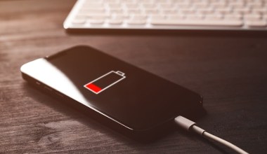 7 błędów, które niszczą baterię. Nigdy nie ładuj tak telefonu