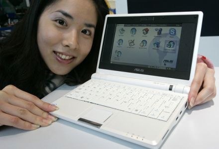 7-calowy Eee PC Asusa - pierwszy na rynku netbook, powstały na gruzach projektu OLPC /AFP