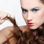 7 domowych sposobów na rozdwojone końcówki włosów