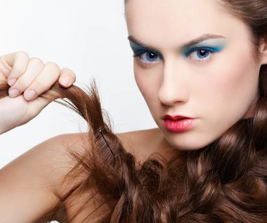 7 domowych sposobów na rozdwojone końcówki włosów