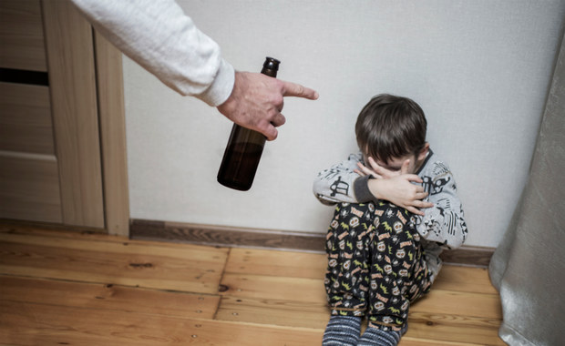 7-latek pod opieką kompletnie pijanych rodziców