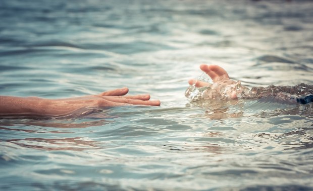 7-latek uratowany w ostatniej chwili. Tonące dziecko zauważyła przypadkowa kobieta 