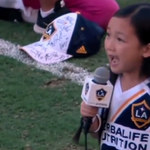 7-latka śpiewa amerykański hymn i podbija sieć!