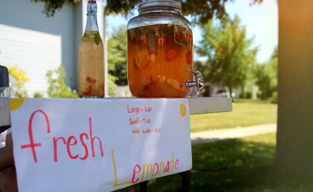 7-latka sprzedała lemoniadę, by postawić nagrobek mamie. Wzruszająca historia z Alabamy