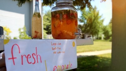 7-latka sprzedała lemoniadę, by postawić nagrobek mamie. Wzruszająca historia z Alabamy