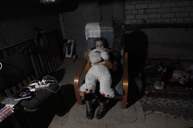 7-letnia Jarina ukrywająca się w jednym ze schronów w Charkowie /ATEF SAFADI  /PAP/EPA