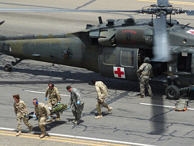 7 lipca 2010 r.: Śmigłowiec medyczny przywiózł do Kandaharu rannego żołnierza kanadyjskiego /AFP