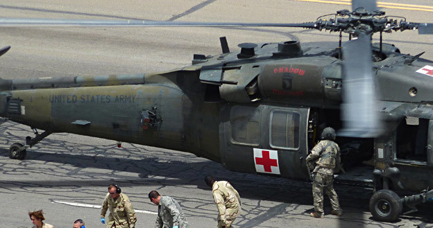 7 lipca 2010 r.: Śmigłowiec medyczny przywiózł do Kandaharu rannego żołnierza kanadyjskiego /AFP
