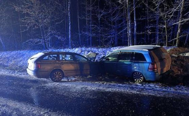 7 osób rannych, w tym 4 dzieci. Czołowe zderzenie na Mazowszu