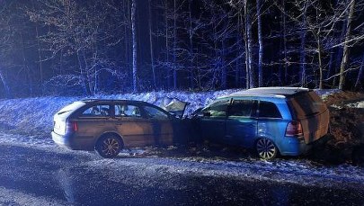 7 osób rannych, w tym 4 dzieci. Czołowe zderzenie na Mazowszu