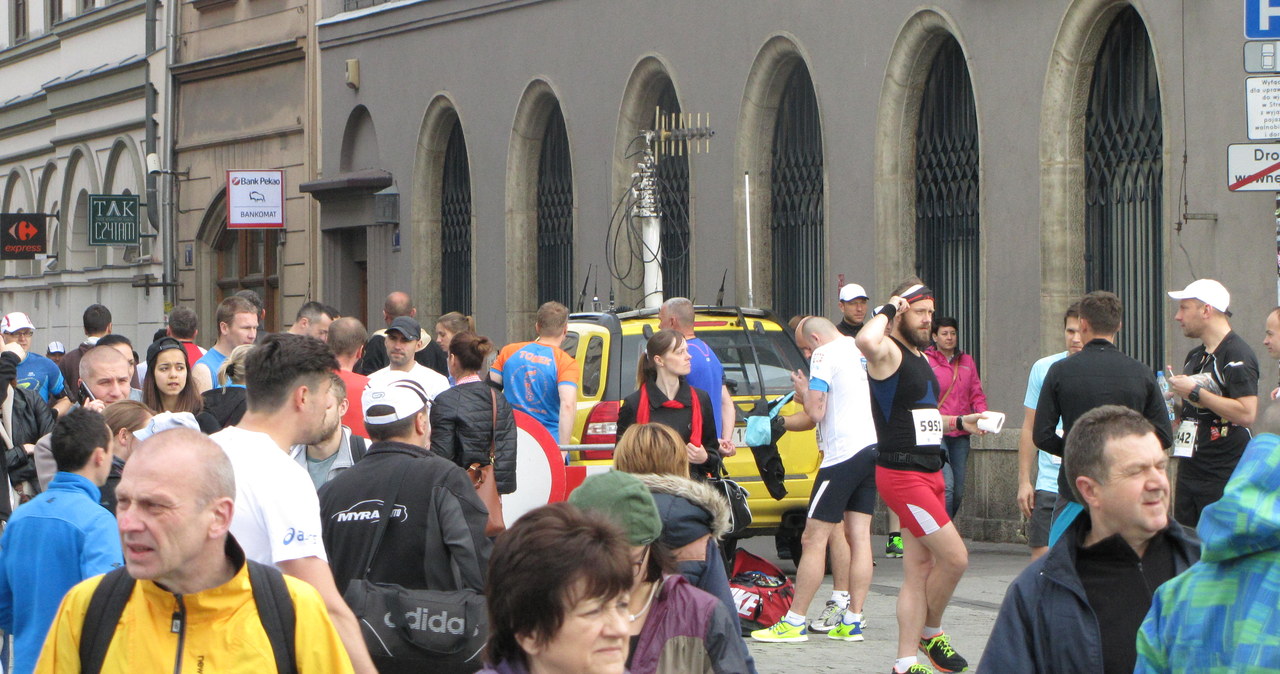 7 tys. zawodników biegnie w Cracovia Maratonie!