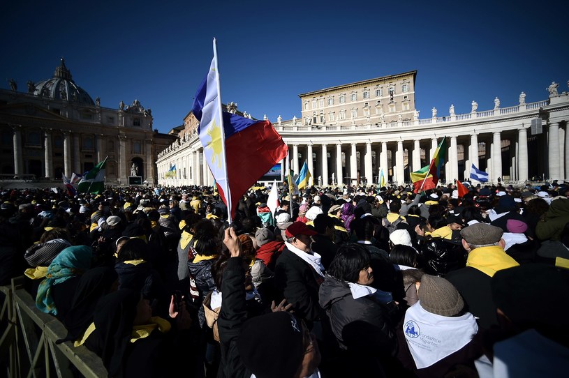 7 tysięcy migrantów 30 narodowości przybyło w niedzielę do Watykanu na spotkanie z papieżem Franciszkiem /FILIPPO MONTEFORTE /AFP
