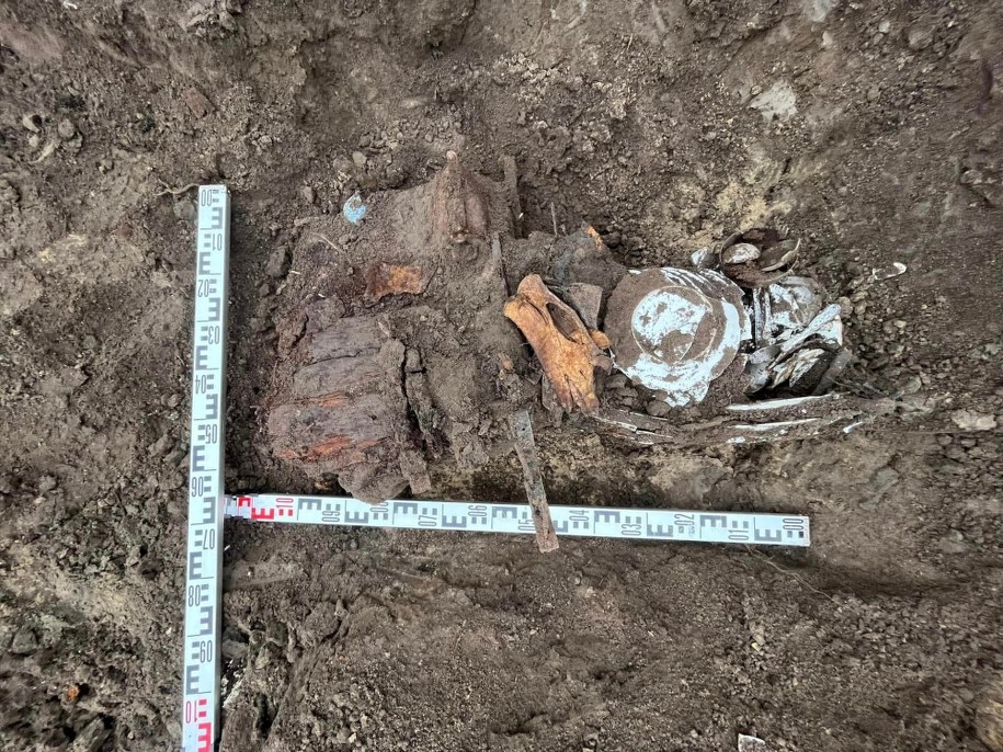 70 cm poniżej obecnego poziomu drogi w dwóch skrzyniach zdeponowana była zastawa stołowa. /Muzeum Historii Ziemi Kamieńskiej /