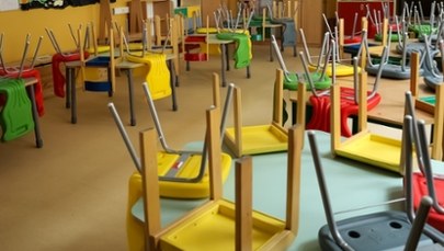 70 dzieci nie pojawiło się w szkole. Służby szukają "pacjenta zero" 