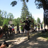 Zwycięzaca biegu wbiega na metę