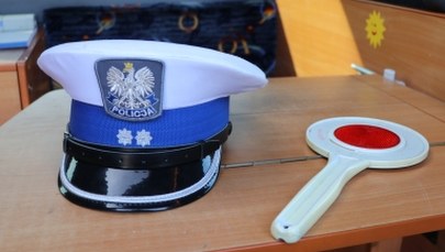 71-latka ugrzęzła na bagnistym terenie. Uratowali ją policjanci