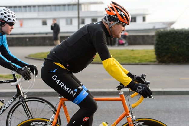 71-letni Kerry w wolnym czasie często jeździ na rowerze /JEAN-CHRISTOPHE BOTT /PAP/EPA