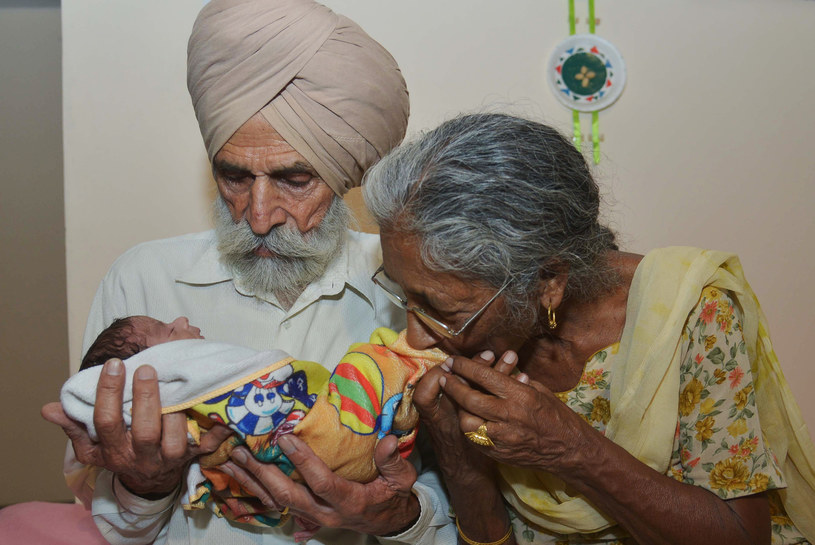 72-latka jest obecnie jest najstarszą na świecie kobietą, która wydała na świat dziecko /AFP