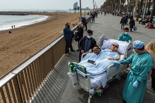 72-latka, która 36 dni spędziła na oddziale intensywnej terapii szpitala w Barcelonie, w ramach rekonwalescencji jest teraz wyprowadzana przez wolontariuszy na "spacery" /ENRIC FONTCUBERTA /PAP/EPA