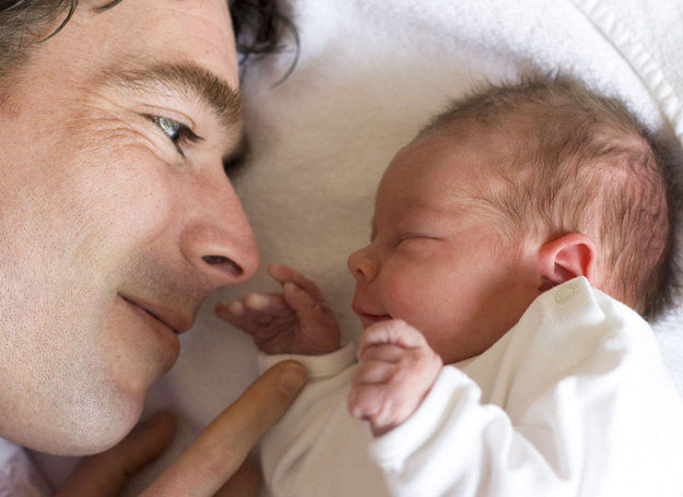 72 proc. polskich ojców uważa, że tata w takim samym stopniu co mama powinien zajmować się pielęgnacją niemowlęcia. /123RF/PICSEL