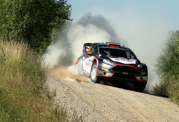 72. Rajd Polski zaliczany jest do kwalifikacji samochodowych mistrzostw świata. Na zdjęciu: Robert Kubica z pilotem Maciejem Szczepaniakiem (Ford Fiesta WRC) na trasie odcinka testowego /Tomasz Waszczuk /PAP