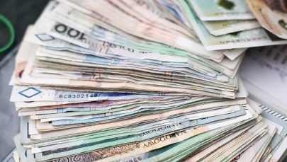 73- latka wyrzuciła z balkonu 15 tysięcy zł. Myślała, że chroni pieniądze przed kradzieżą