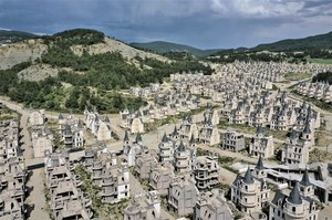 732 betonowe pałacyki na prowincji. Osiedle-farsa w środkowej Turcji