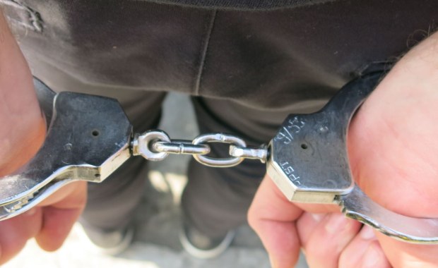 74-latek molestował dziewczynki. Siostry miały 8 i 12 lat 