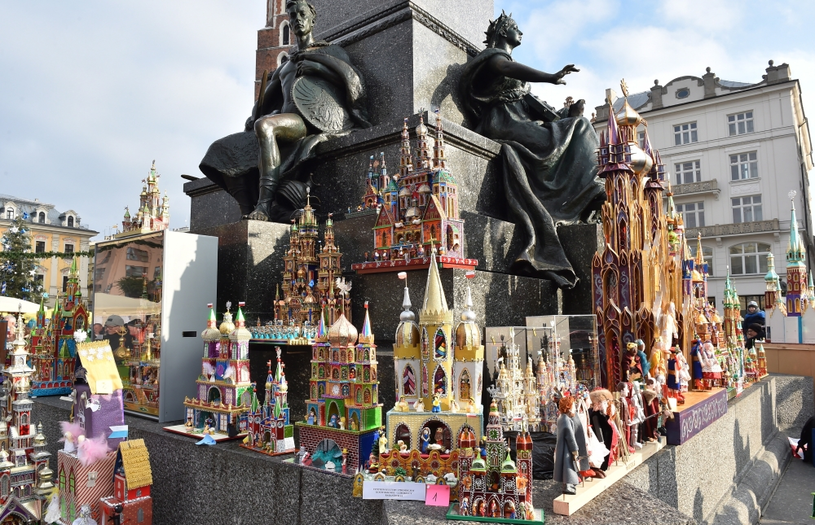 75. Krakow crèche competition at the foot of the Adam Mickiewicz monument on the main market square in Krakow, 2017 / Jacek Bednarczyk / PAP