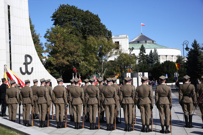 75 lat temu po bohaterskiej obronie skapitulowała Warszawa /Tomasz Gzell /PAP