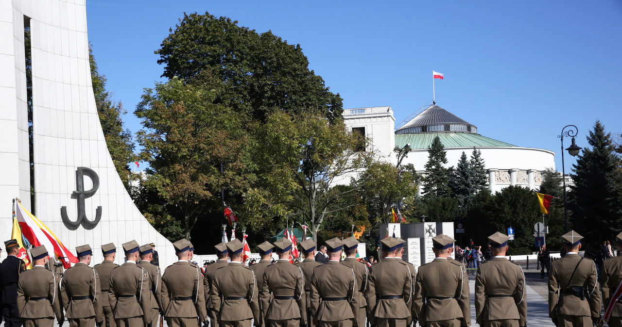 75 lat temu po bohaterskiej obronie skapitulowała Warszawa /Tomasz Gzell /PAP