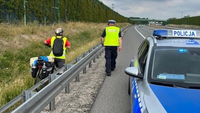 75-latek jechał na rowerze ekspresówką. Zgubił drogę