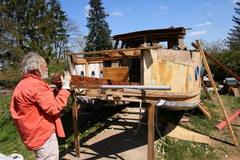 75-latek rozbiera dom, by zbudować łódź